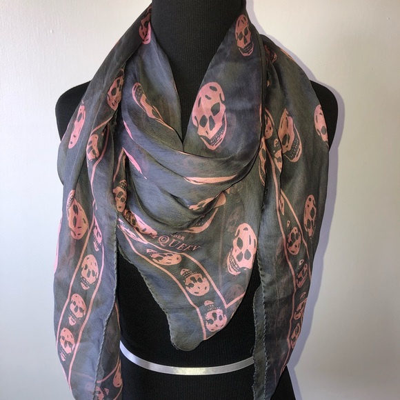 ❌SOLD❌ Alexander McQueen Classic Skull Scarf/Wrap - Picture 11 of 15